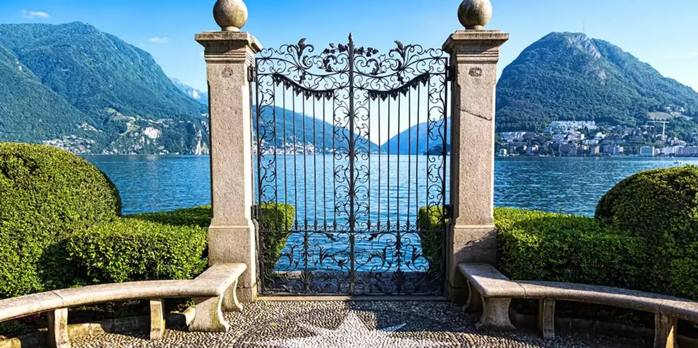Enorme e straordinario hotel 5 stelle fronte lago - Foto 1 di 1
