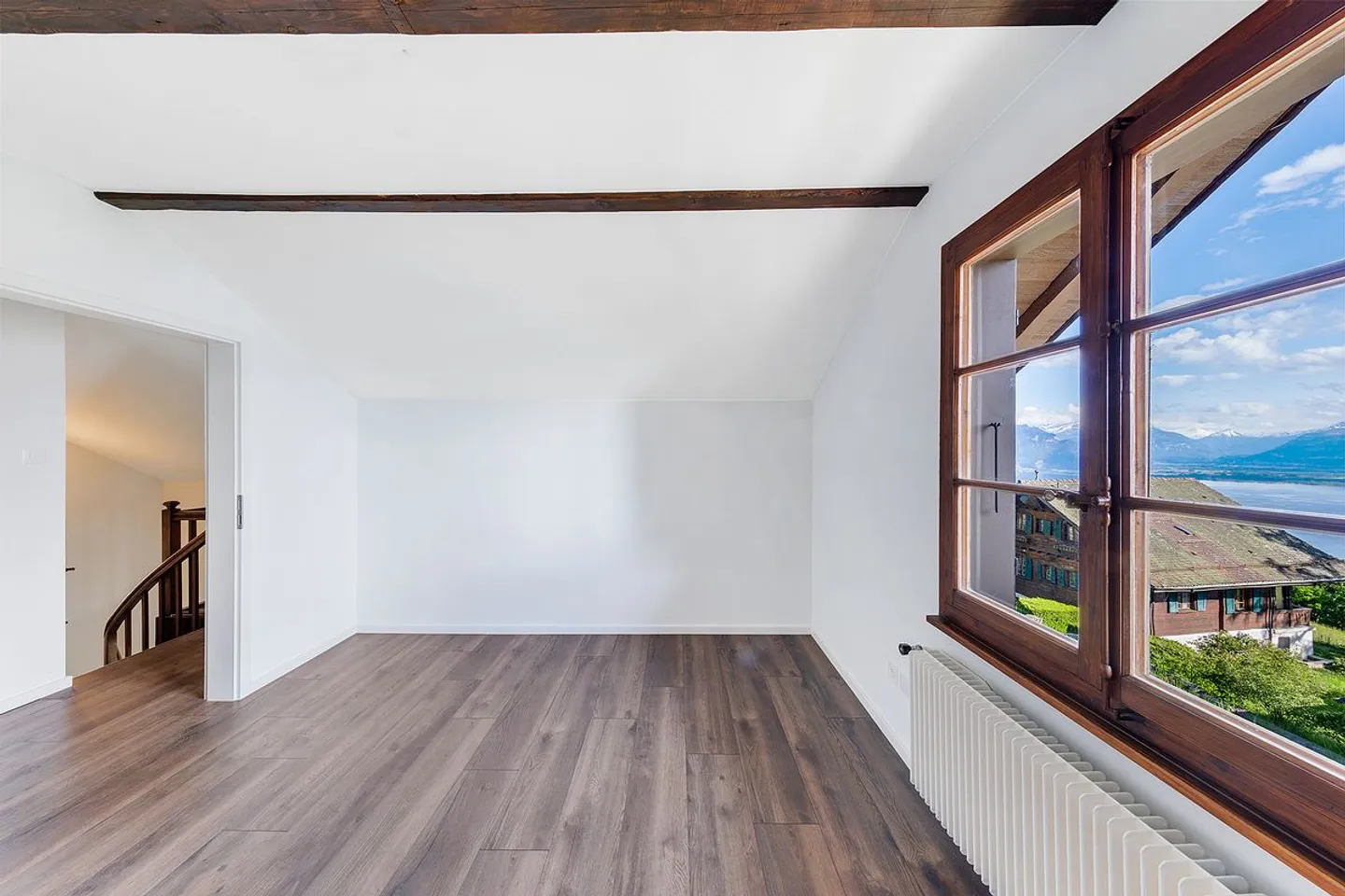 Incantevole villa indipendente completamente ristrutturata con vista panoramica sul lago - Foto 8 di 13
