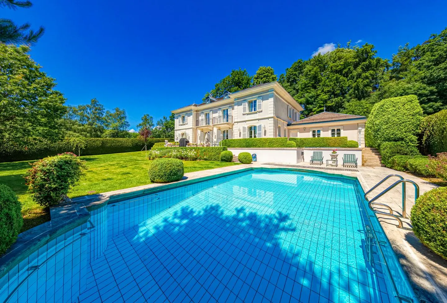 Charming intimate residence in a sought-after residential area - Photo 3 of 13
