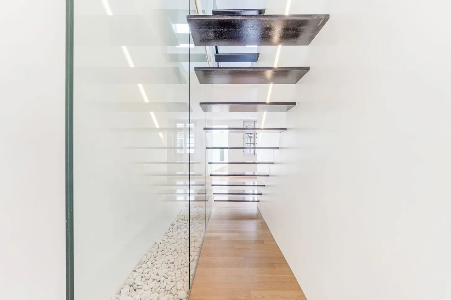 RIDUZIONE DEL PREZZO - 349M2 NEL CENTRO DI VEVEY - OPPORTUNITÀ UNICA! - Foto 8 di 13