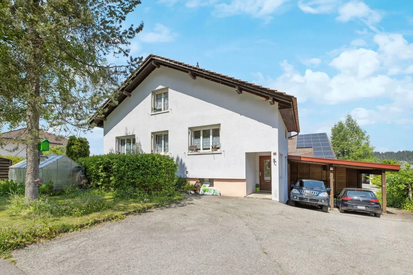 Individual villa with large independent studio and multiple possibilities on large plot - Photo 1 of 13