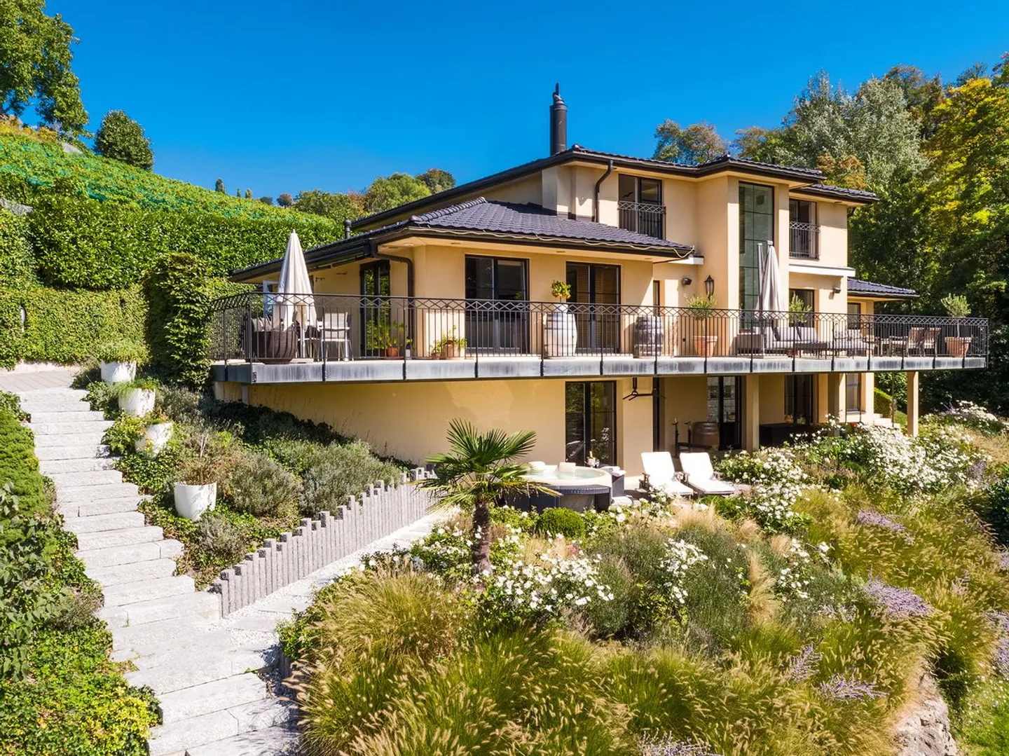 Villa eccezionale con vista mozzafiato, tra lago e natura - Foto 3 di 13