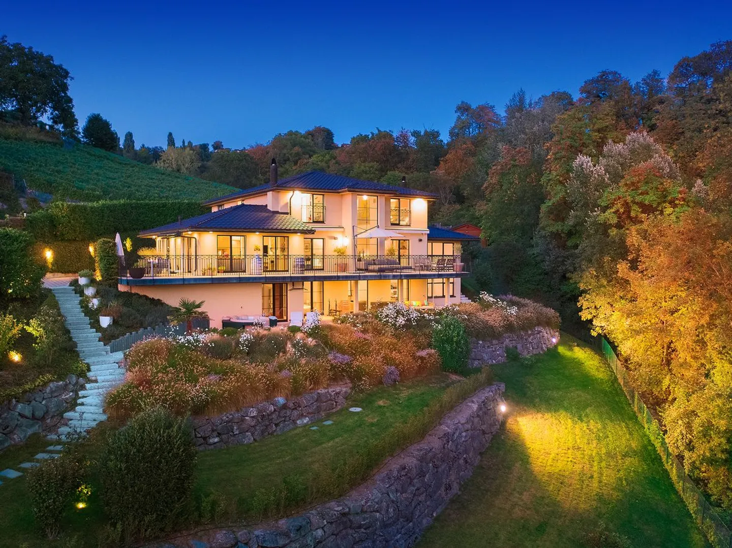 Villa eccezionale con vista mozzafiato, tra lago e natura - Foto 1 di 13