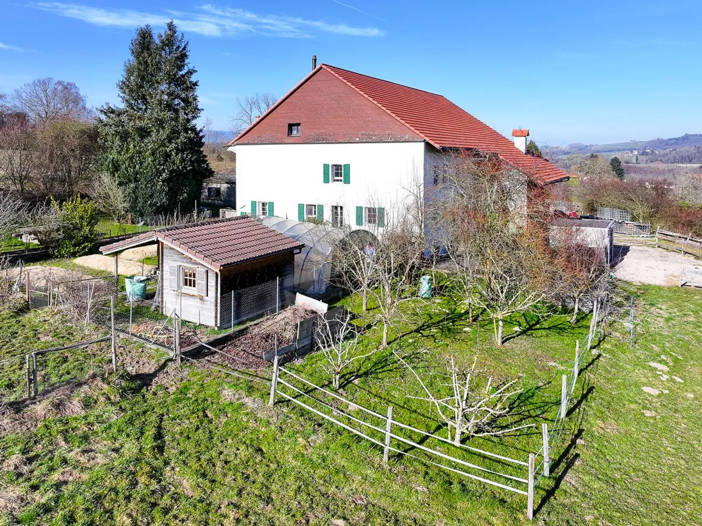 Ferme rénovée non-soumise LDFR, 5.5 ha possibles, boxes, 2 appts - Photo 2 sur 13