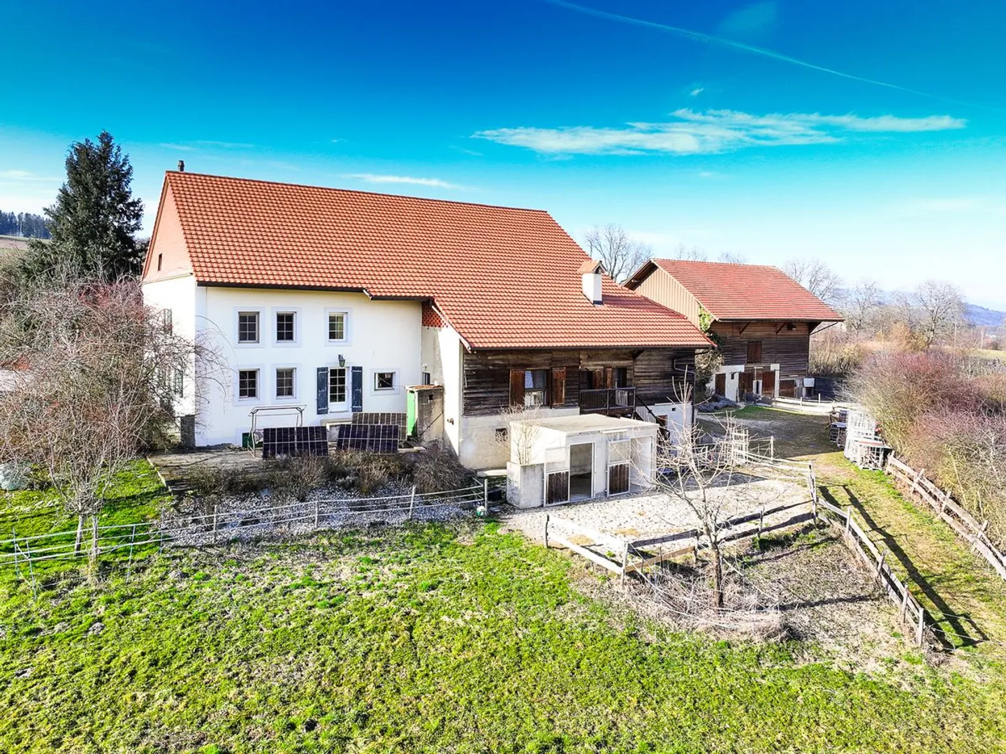 Ferme rénovée non-soumise LDFR, 5.5 ha possibles, boxes, 2 appts - Photo 3 sur 13