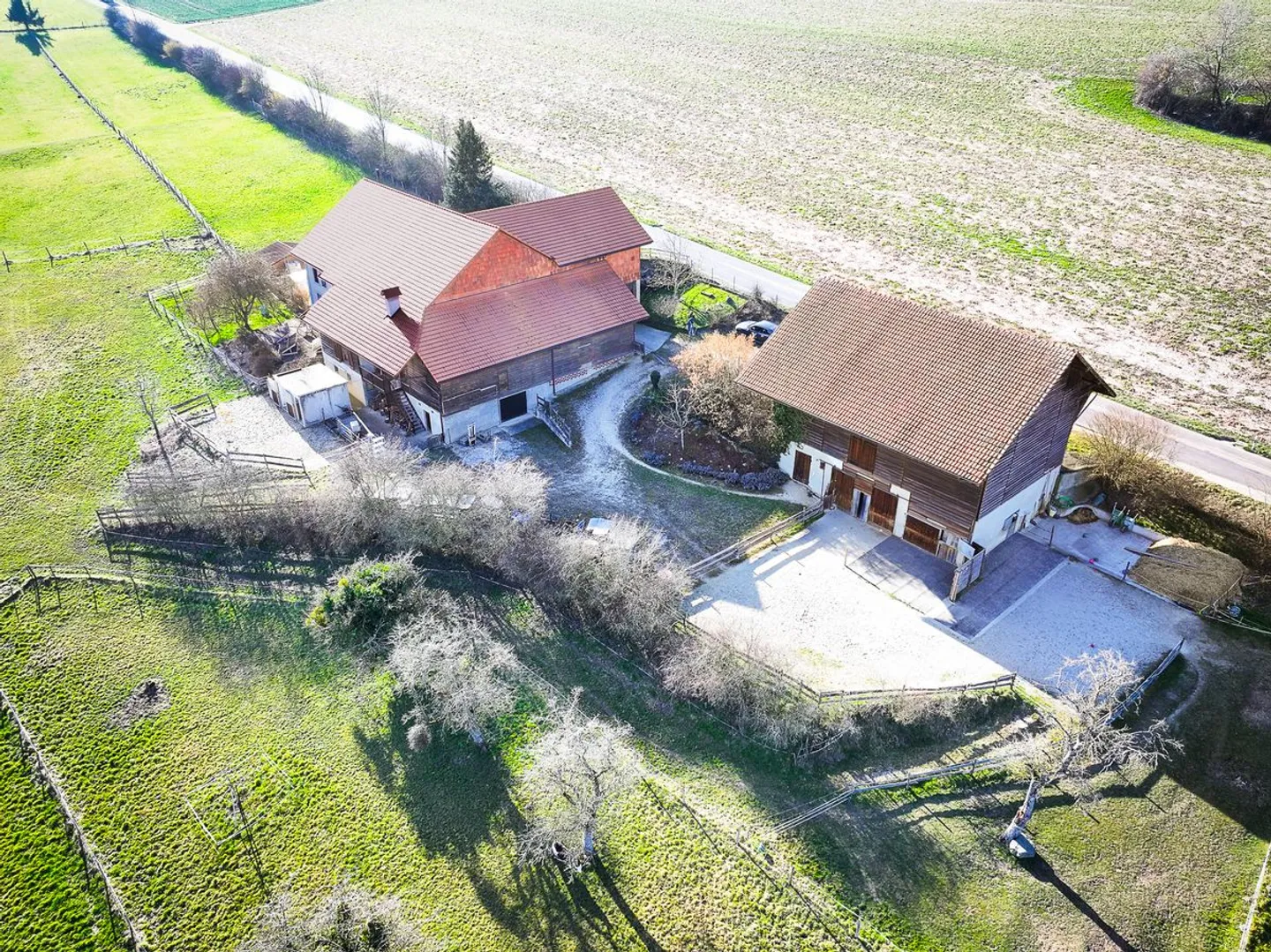 Ferme rénovée non-soumise LDFR, 5.5 ha possibles, boxes, 2 appts - Photo 4 sur 13