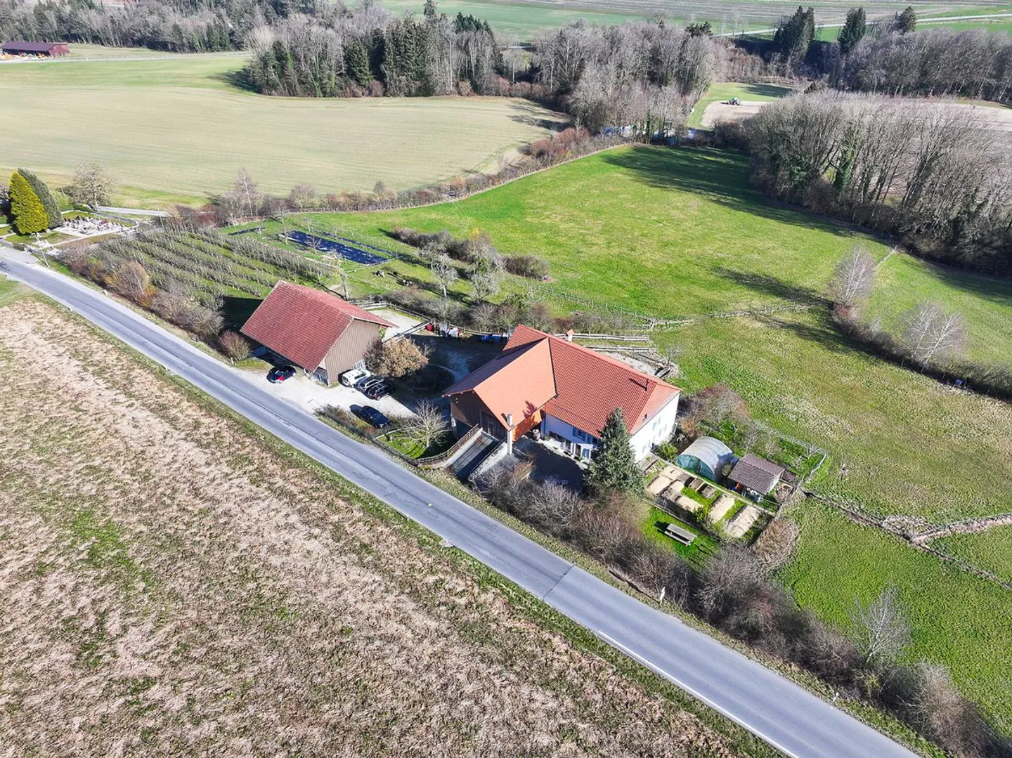 Ferme rénovée non-soumise LDFR, 5.5 ha possibles, boxes, 2 appts - Photo 1 sur 13