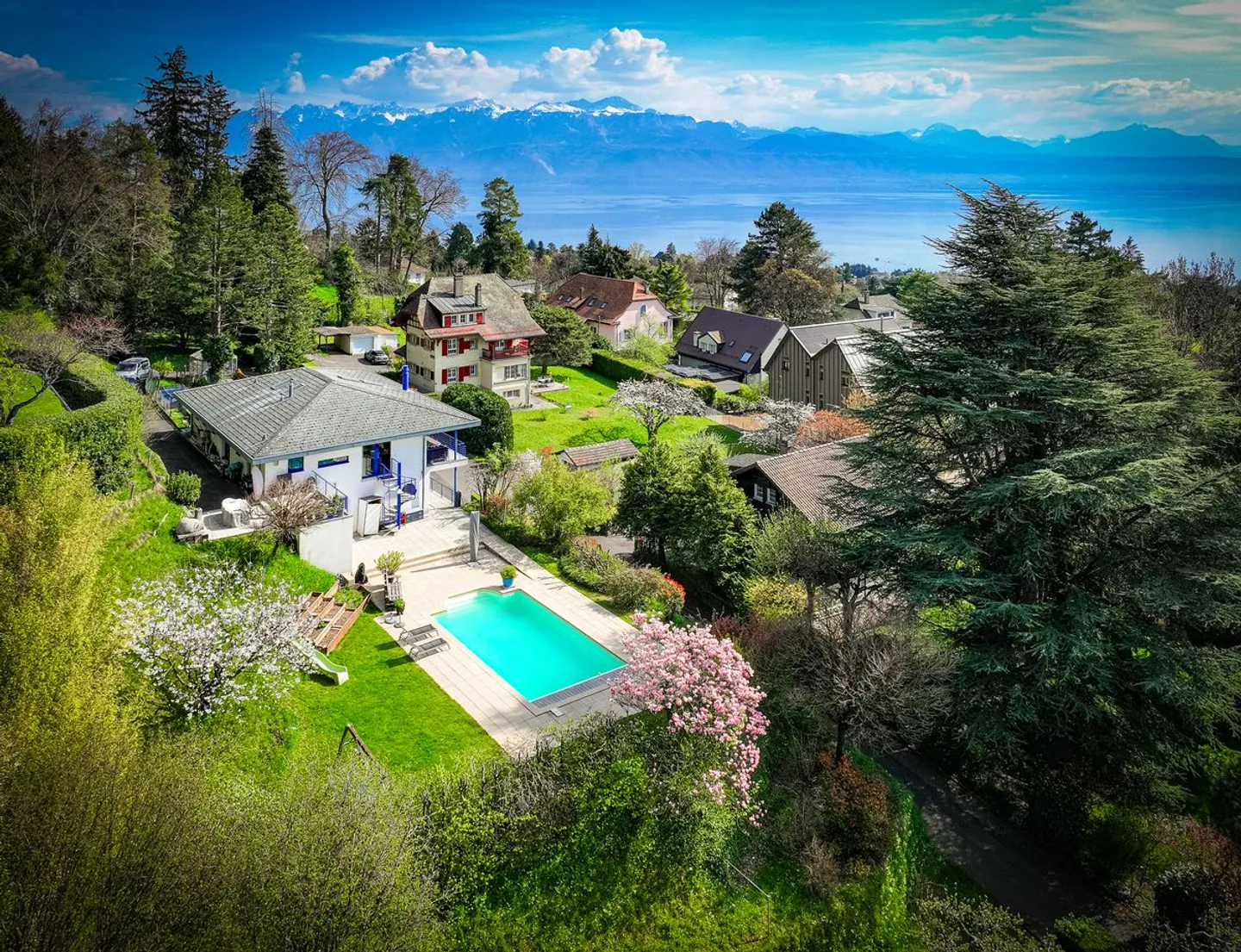Stunning 8.5-room villa with heated pool - Photo 1 of 1