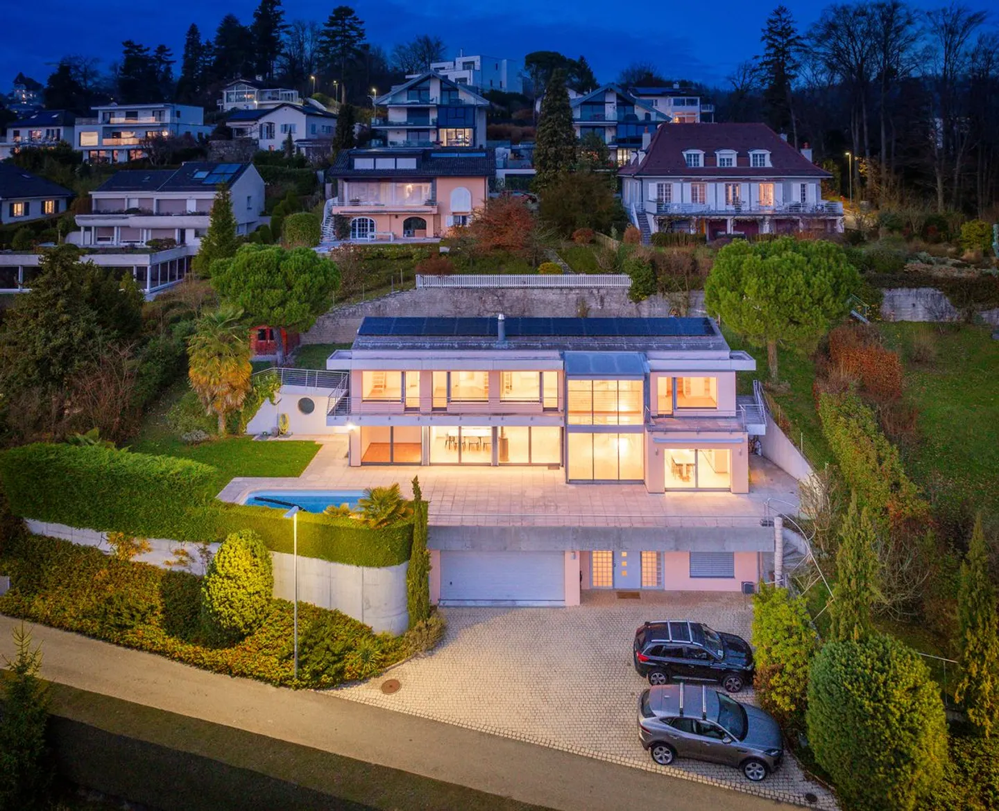 Family villa with pool, lake and Alps view - Photo 2 of 11