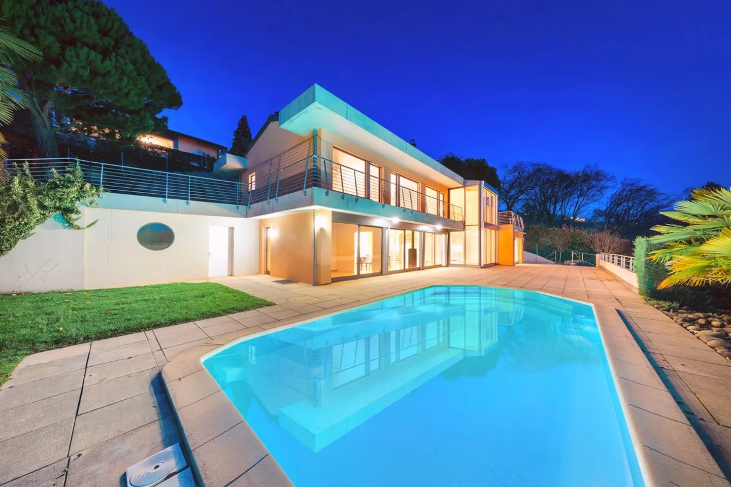 Family villa with pool, lake and Alps view - Photo 1 of 11