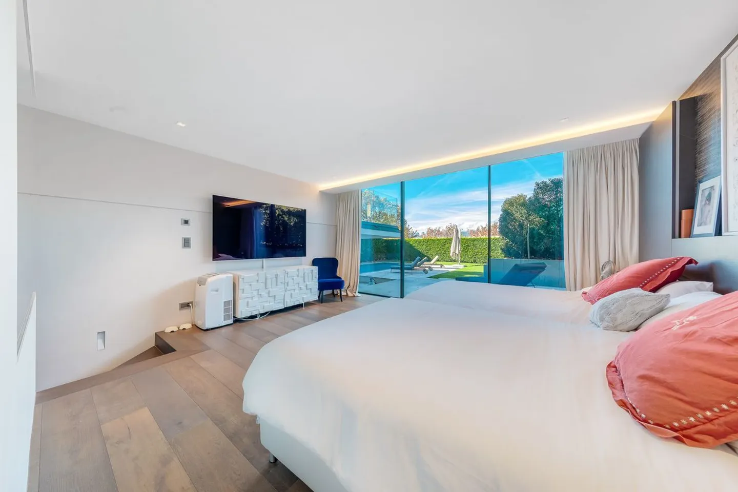 Außergewöhnliche zeitgenössische Villa - Privater Zugang zum See - Foto 10 von 13