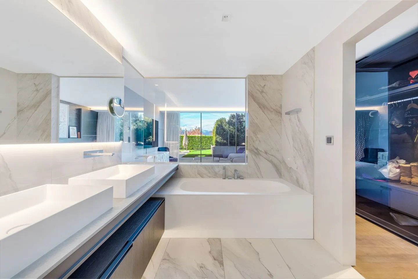 Außergewöhnliche zeitgenössische Villa - Privater Zugang zum See - Foto 12 von 13