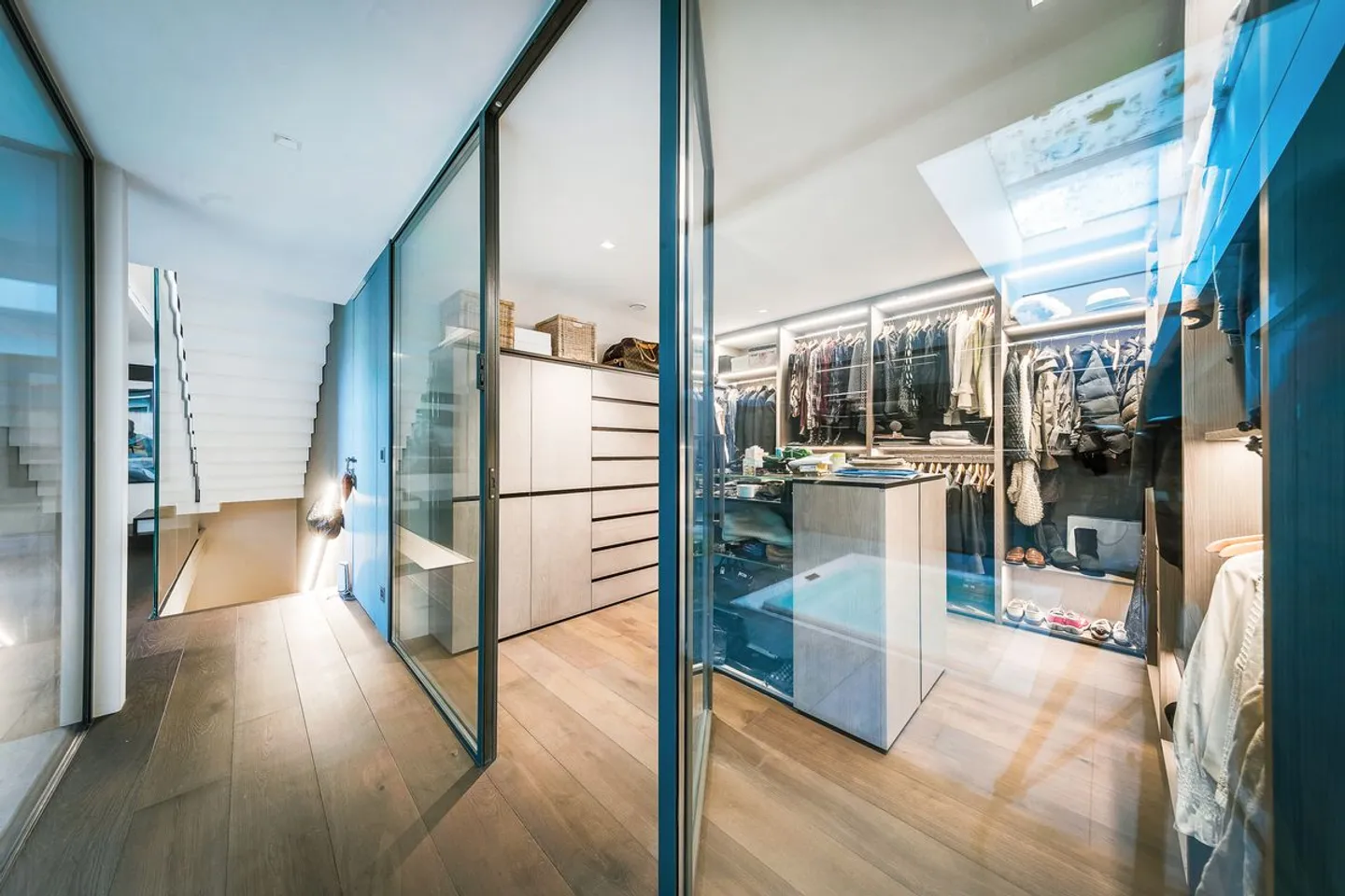 Außergewöhnliche zeitgenössische Villa - Privater Zugang zum See - Foto 11 von 13