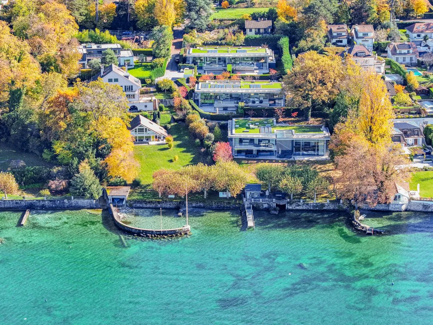 Außergewöhnliche zeitgenössische Villa - Privater Zugang zum See - Foto 3 von 13