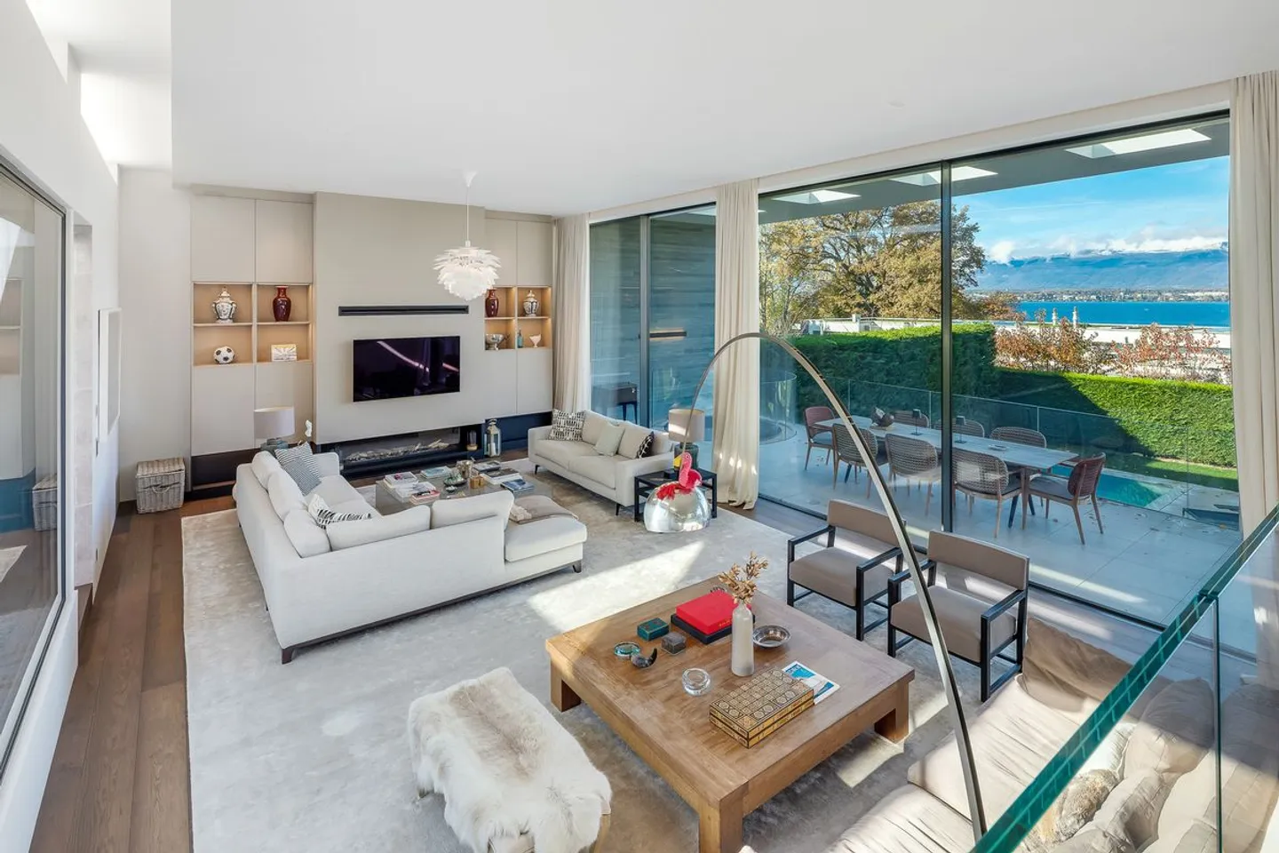 Außergewöhnliche zeitgenössische Villa - Privater Zugang zum See - Foto 4 von 13