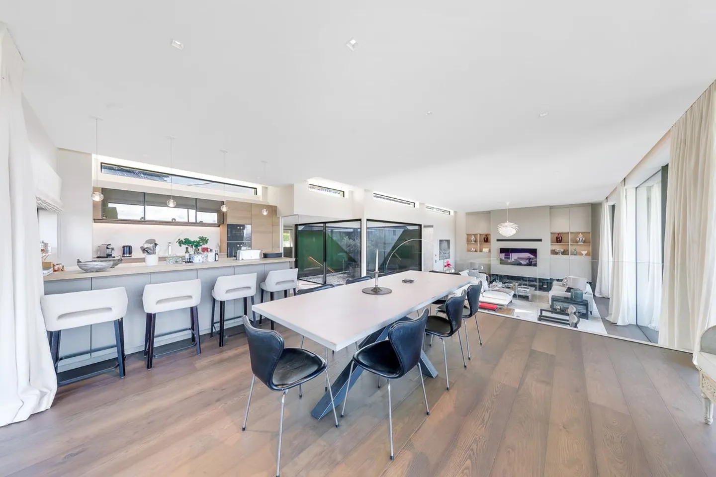 Außergewöhnliche zeitgenössische Villa - Privater Zugang zum See - Foto 5 von 13