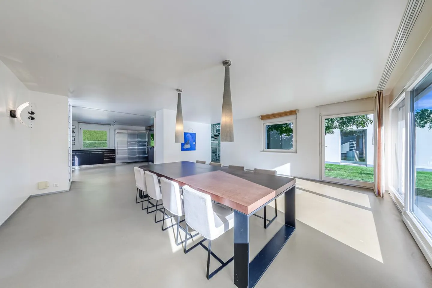 Villa architettonica contemporanea con piscina in un contesto verde - Foto 6 di 8