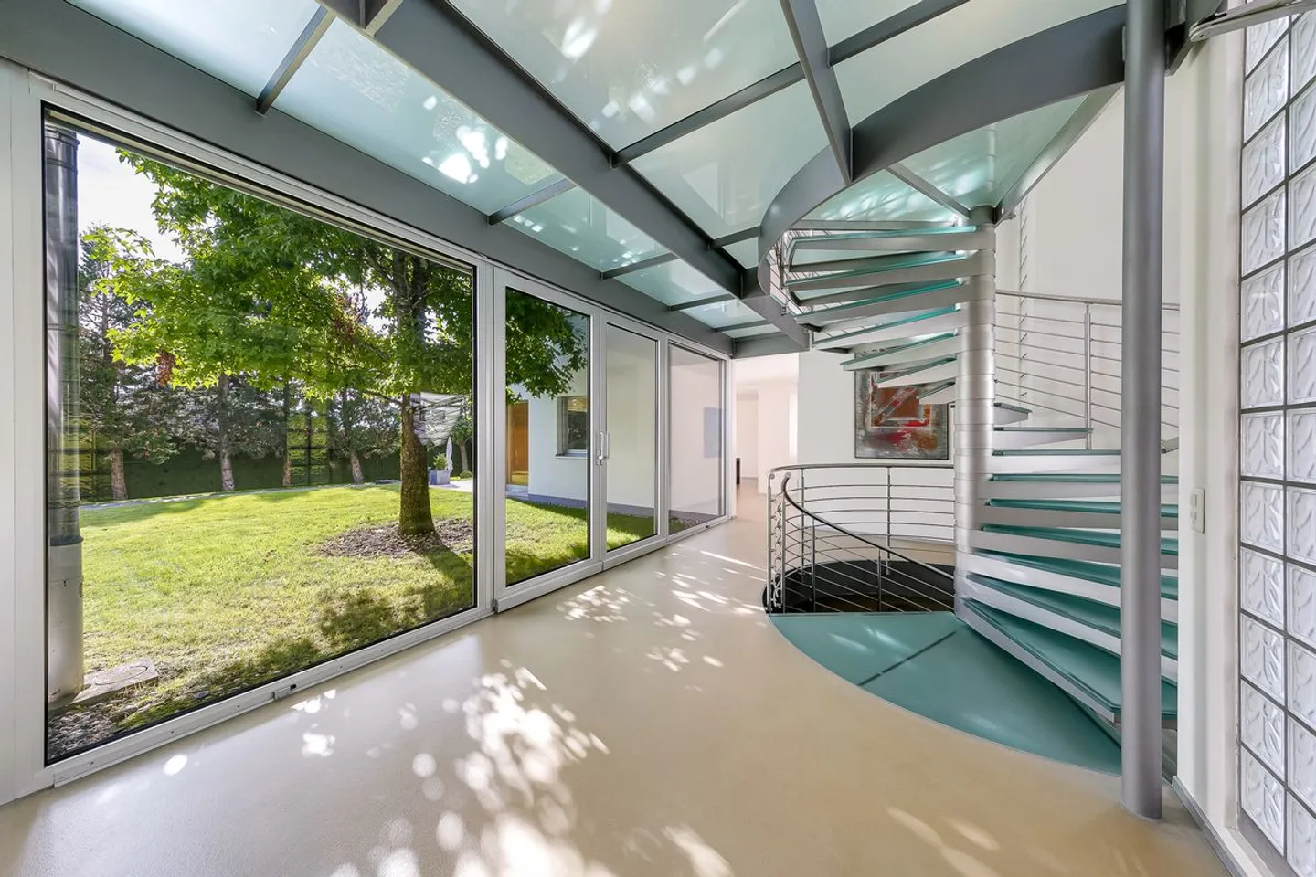 Villa architettonica contemporanea con piscina in un contesto verde - Foto 5 di 8
