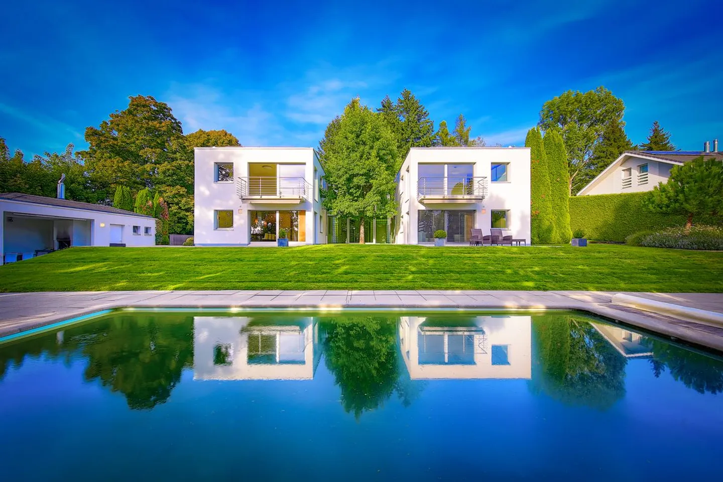 Villa architettonica contemporanea con piscina in un contesto verde - Foto 3 di 8