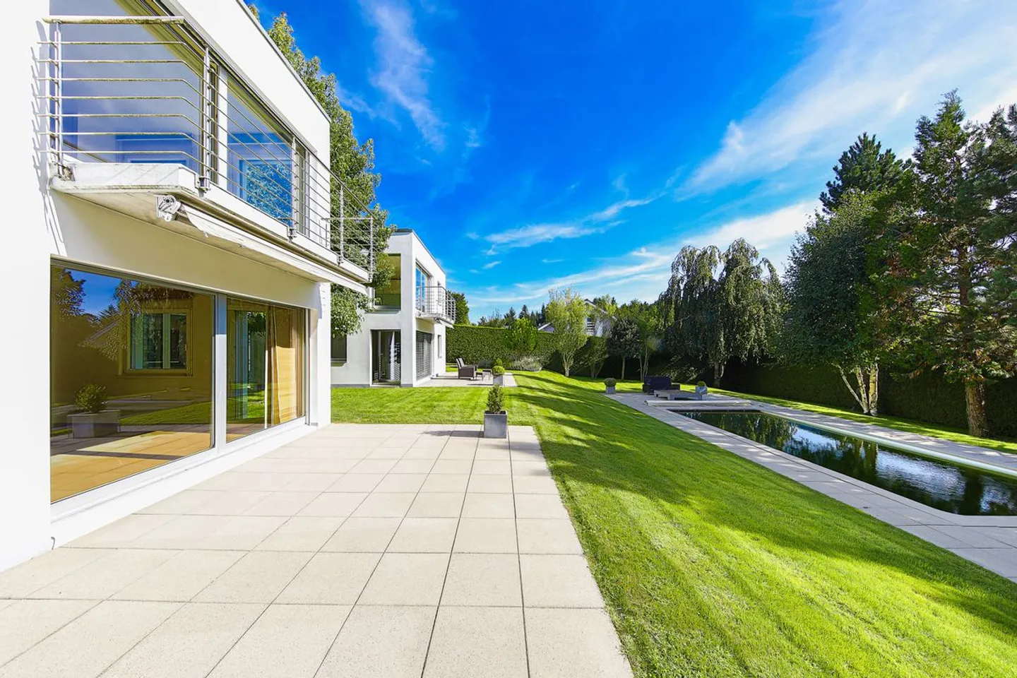 Villa architettonica contemporanea con piscina in un contesto verde - Foto 1 di 8