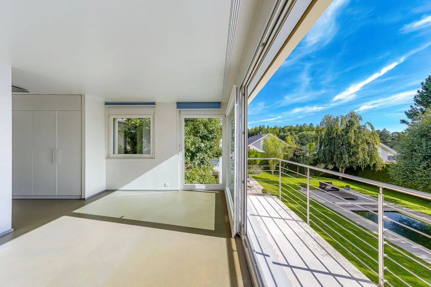 Villa architettonica contemporanea con piscina in un contesto verde - Foto 7 di 8