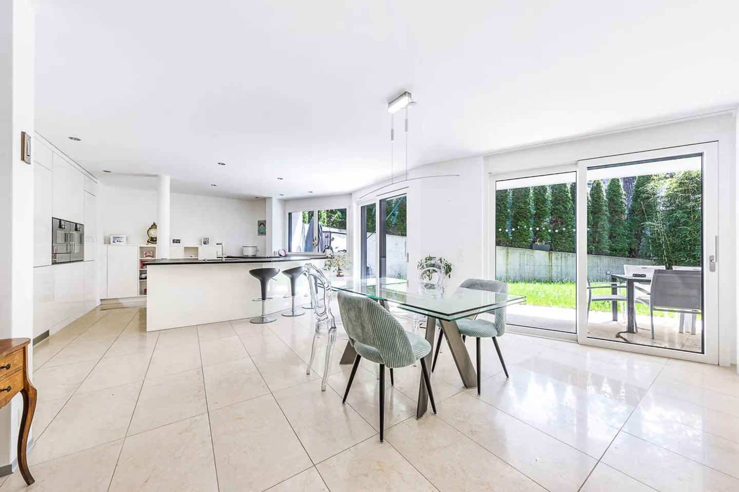 High-end apartment combining comfort and tranquility in Pully - Photo 3 of 5
