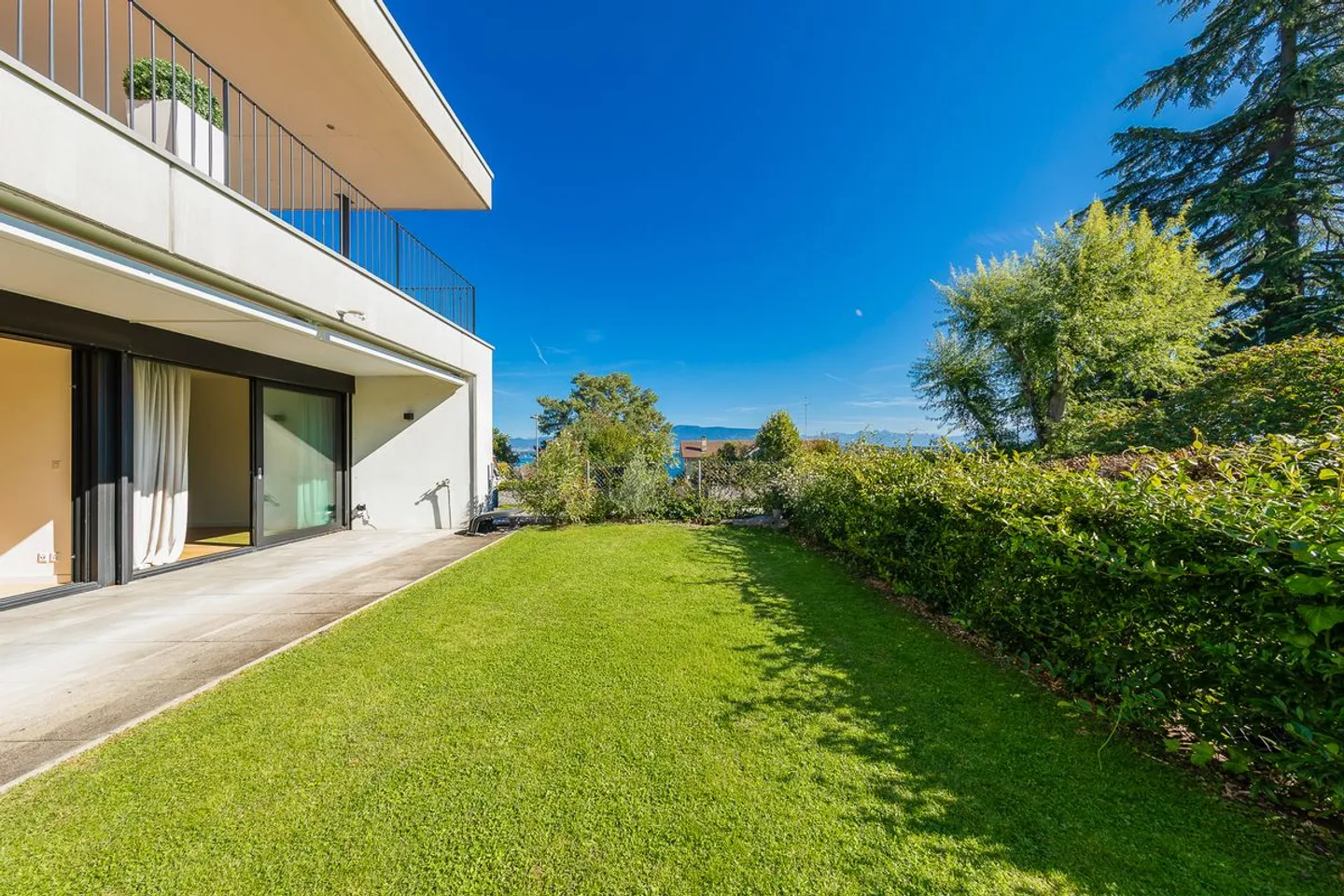 MAGNIFICENT REFINED APARTMENT WITH GARDEN AND LAKE VIEW - Photo 4 of 10