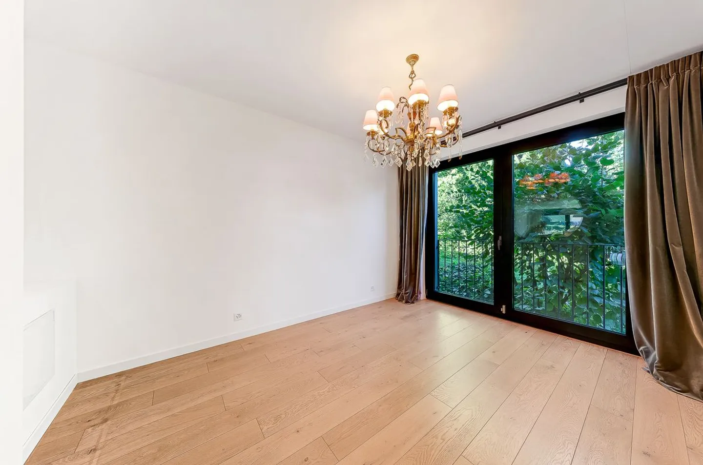 MAGNIFICENT REFINED APARTMENT WITH GARDEN AND LAKE VIEW - Photo 5 of 10
