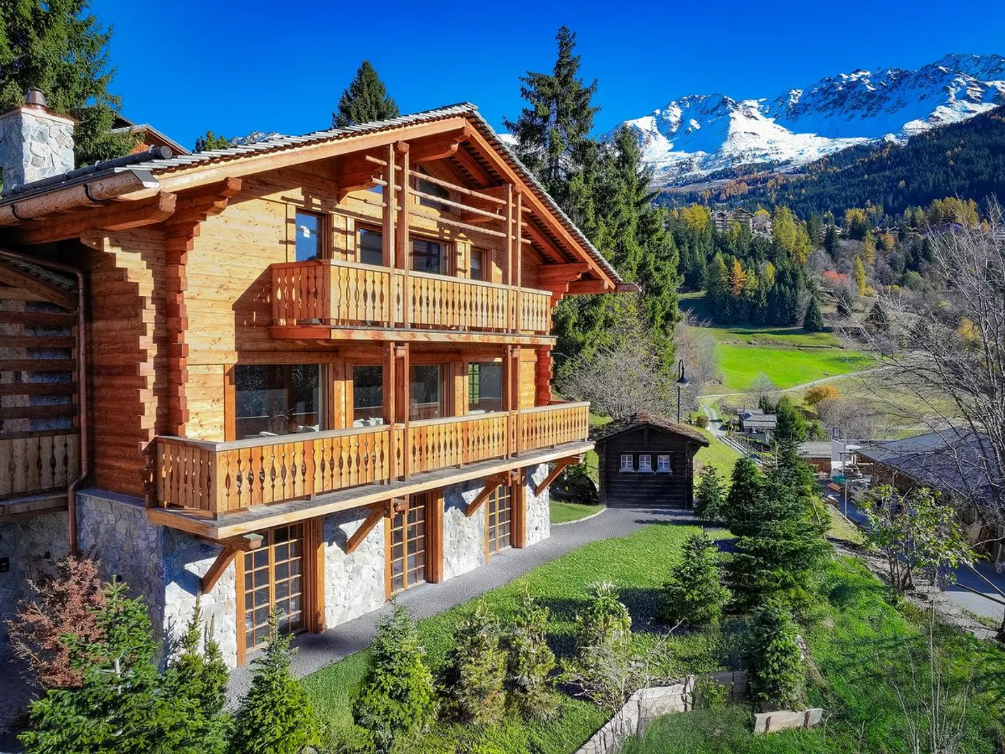 Extraordinary new chalet with panoramic view - Photo 3 of 13