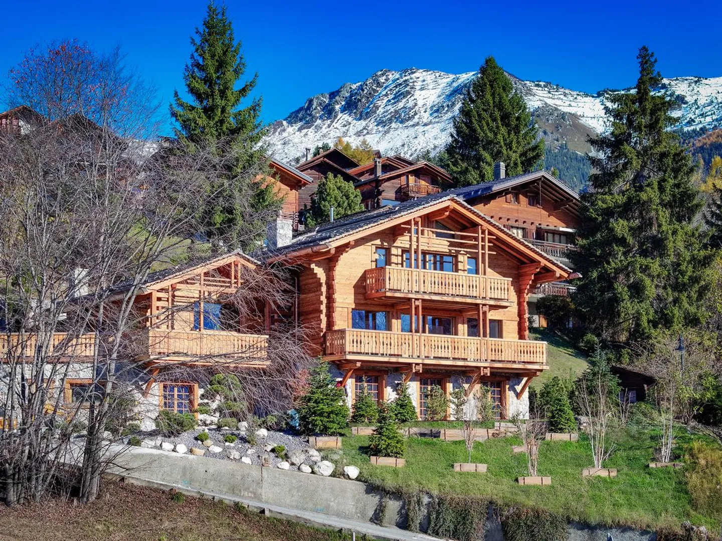 Extraordinary new chalet with panoramic view - Photo 2 of 13