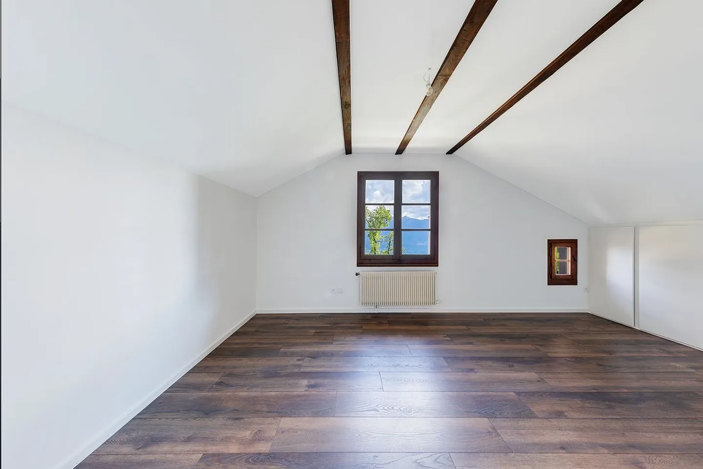 Incantevole villa indipendente completamente ristrutturata con vista panoramica sul lago - Foto 12 di 13