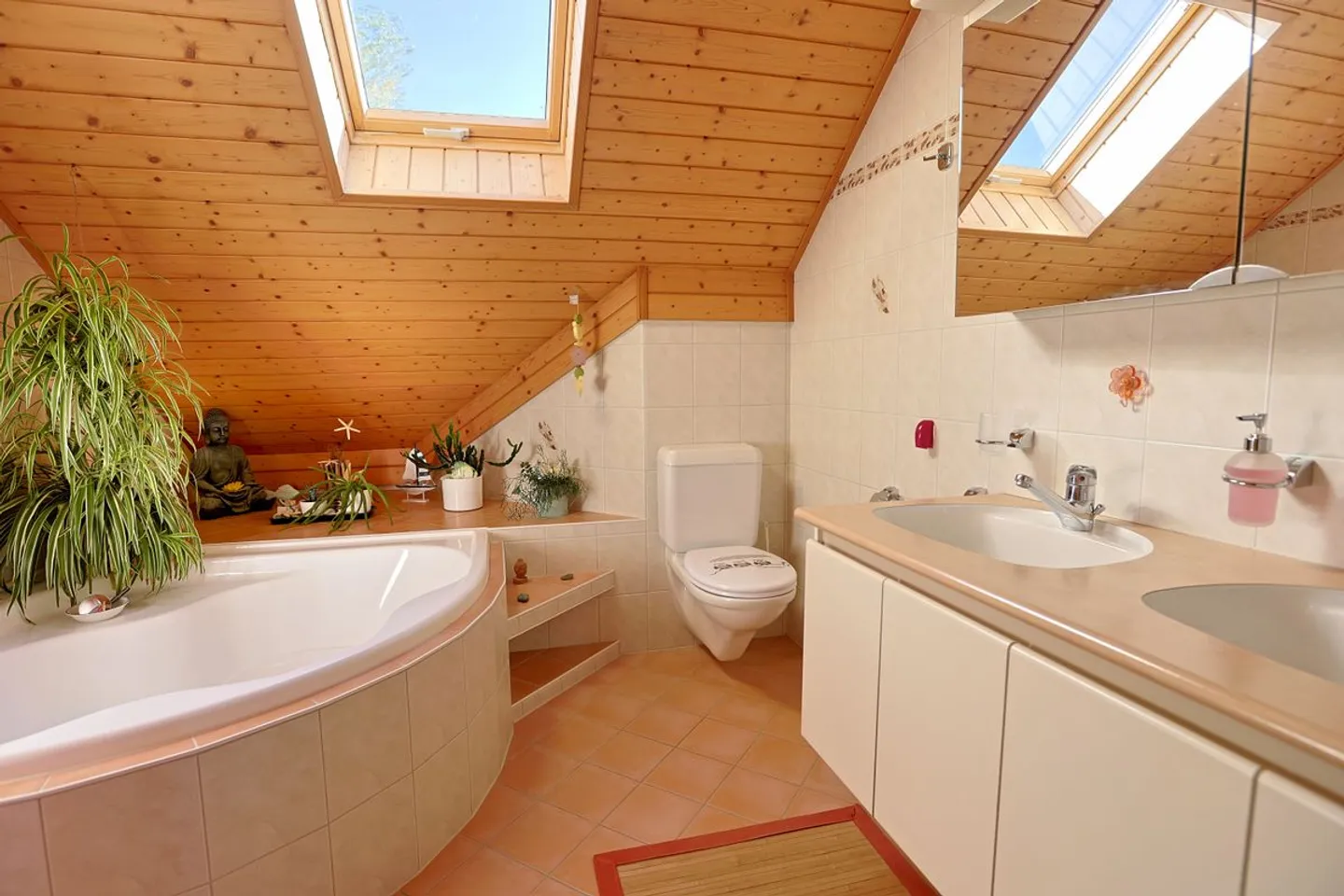 Einzelvilla mit 5,5 Zimmern auf einem sehr großen Grundstück mit Nebengebäuden - Foto 10 von 12