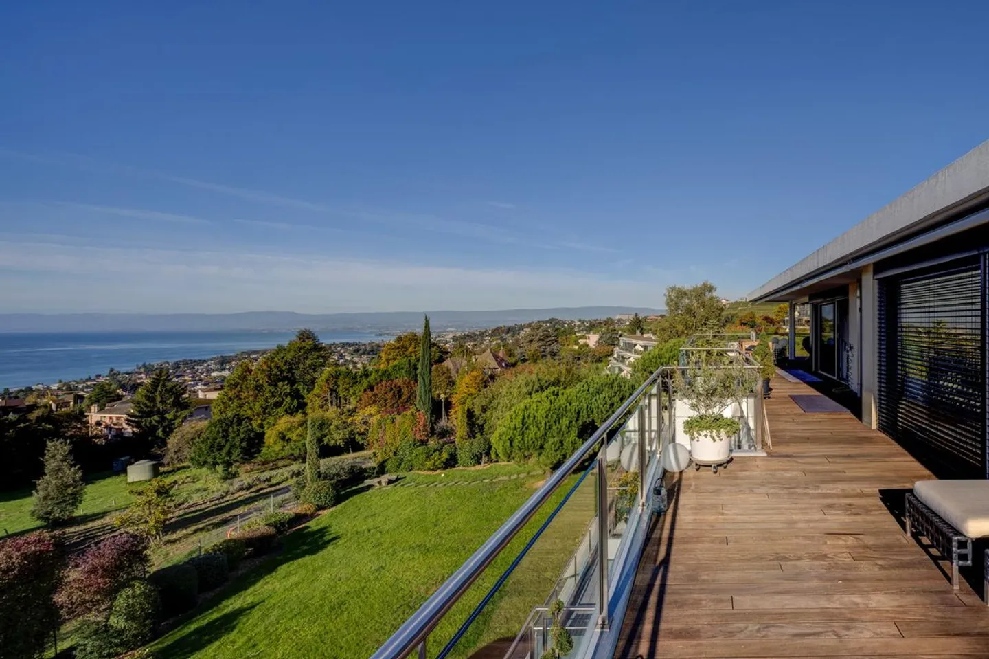 Stunning high-end penthouse with panoramic lake view - Photo 3 of 13