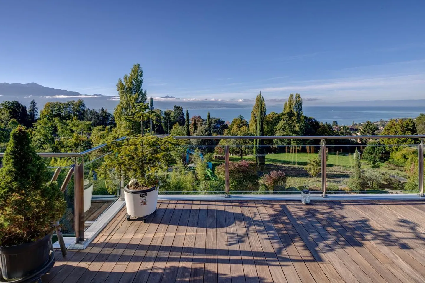 Stunning high-end penthouse with panoramic lake view - Photo 2 of 13