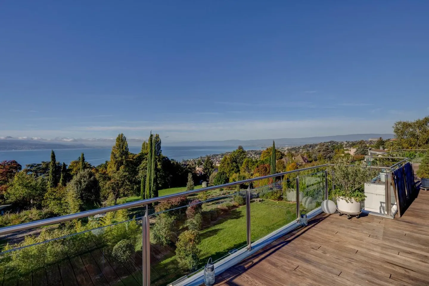 Stunning high-end penthouse with panoramic lake view - Photo 1 of 13