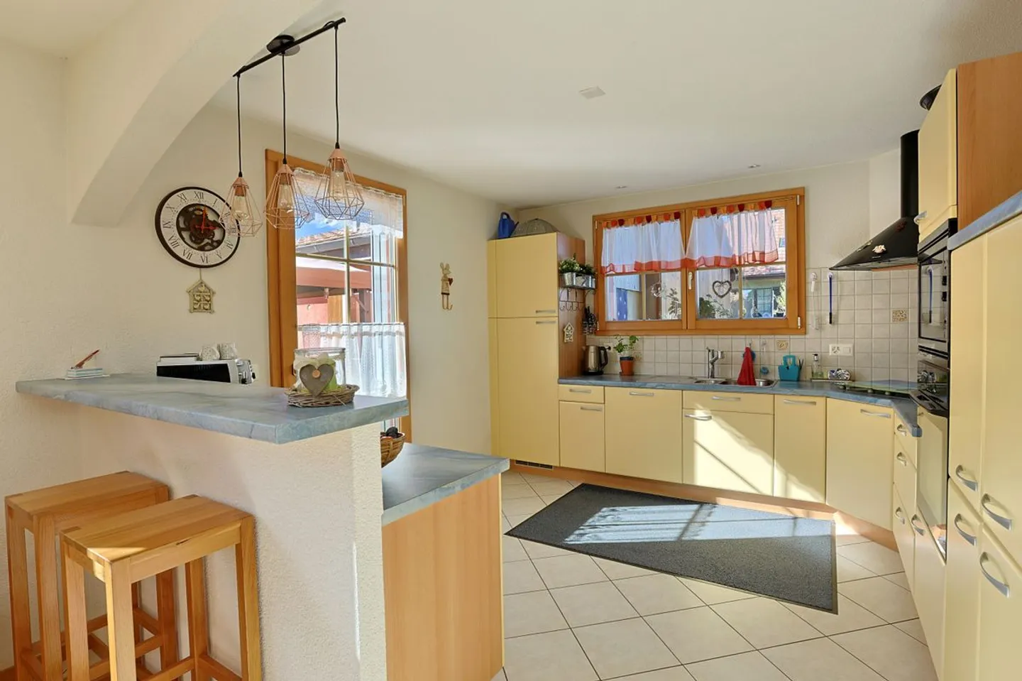 Einzelvilla mit 5,5 Zimmern auf einem sehr großen Grundstück mit Nebengebäuden - Foto 4 von 12