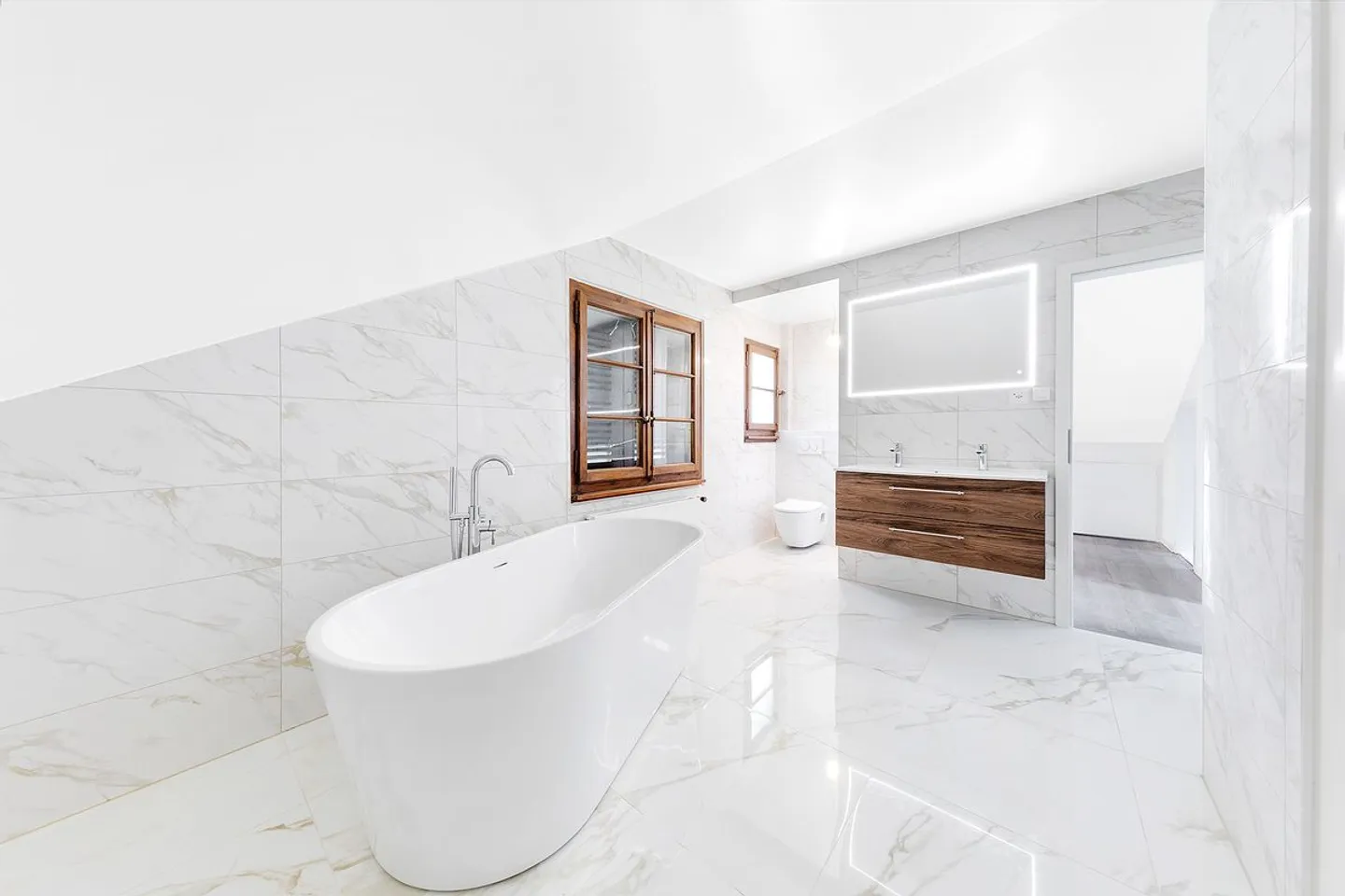 Incantevole villa indipendente completamente ristrutturata con vista panoramica sul lago - Foto 9 di 13