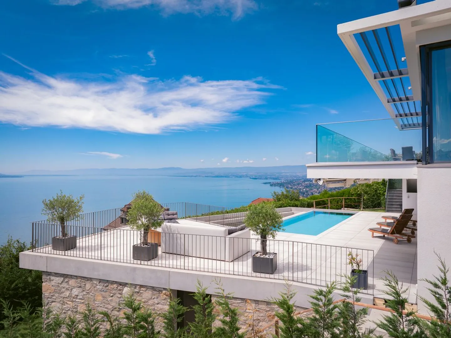 Exceptional contemporary villa perched on the lake - Photo 3 of 7