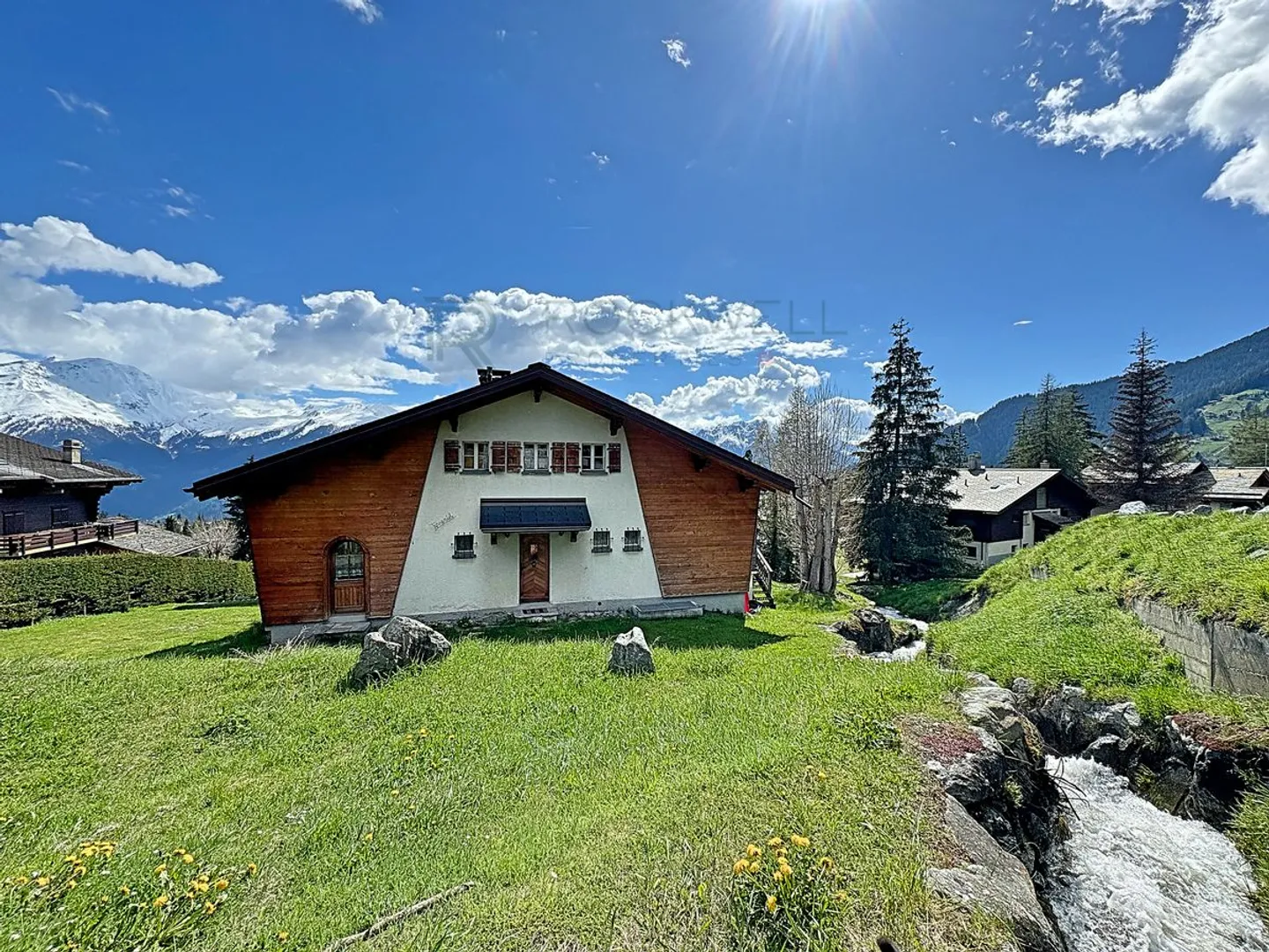 Rare object! In the heart of Verbier, chalet with two units authorized as a secondary residence - Photo 2 of 13