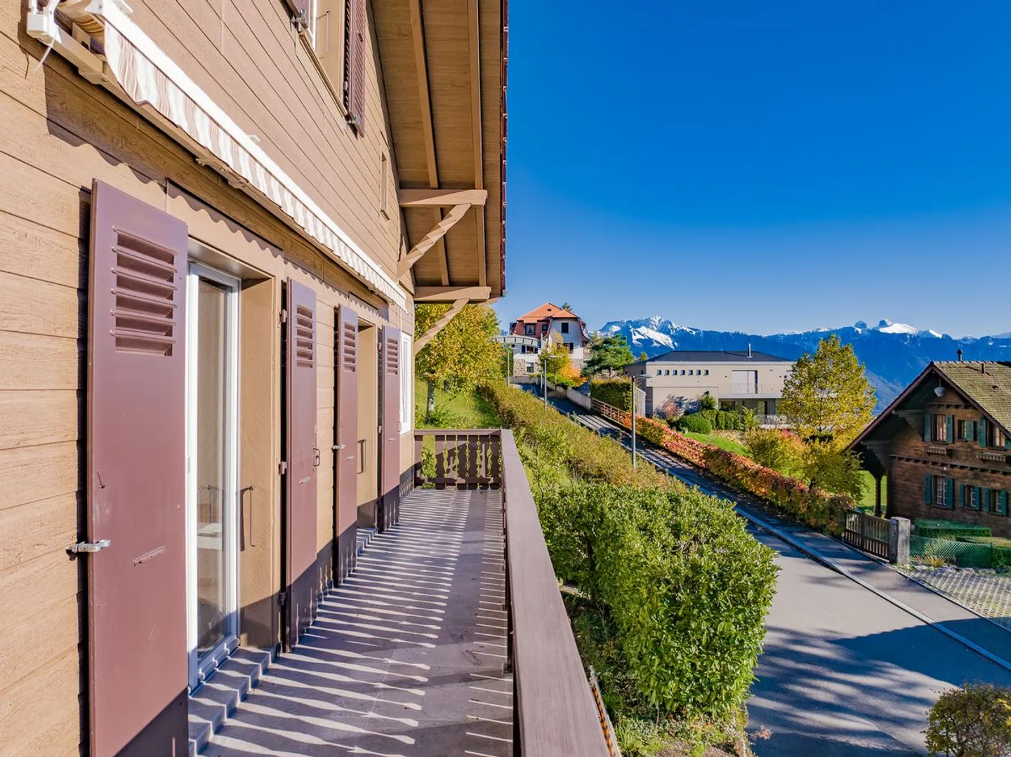 Incantevole villa indipendente completamente ristrutturata con vista panoramica sul lago - Foto 4 di 13