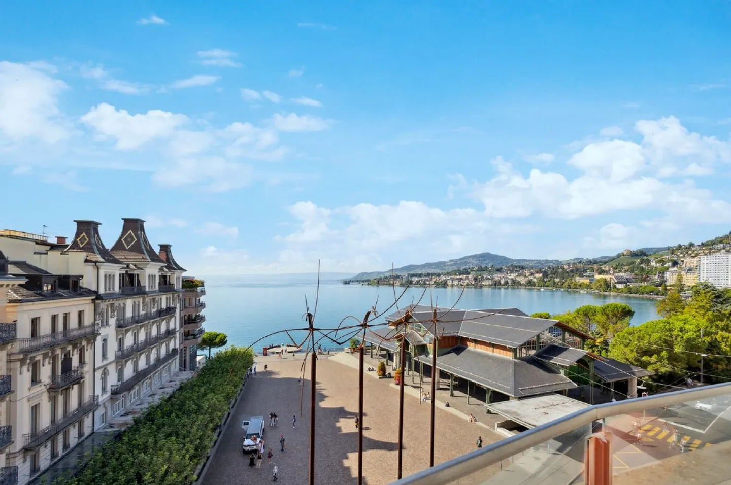 Superbo attico in vendita sull'arteria principale di Montreux con vista diretta su Freddie Mercury! - Foto 1 di 4