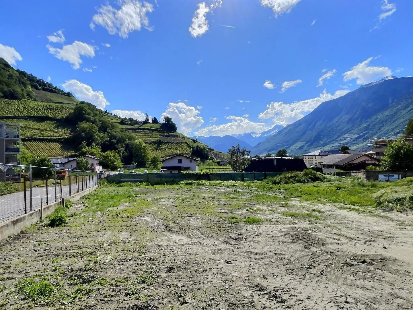 Schöne Doppelhaushälfte mit 4,5 Zimmern in Saxon, Wallis - Foto 1 von 11