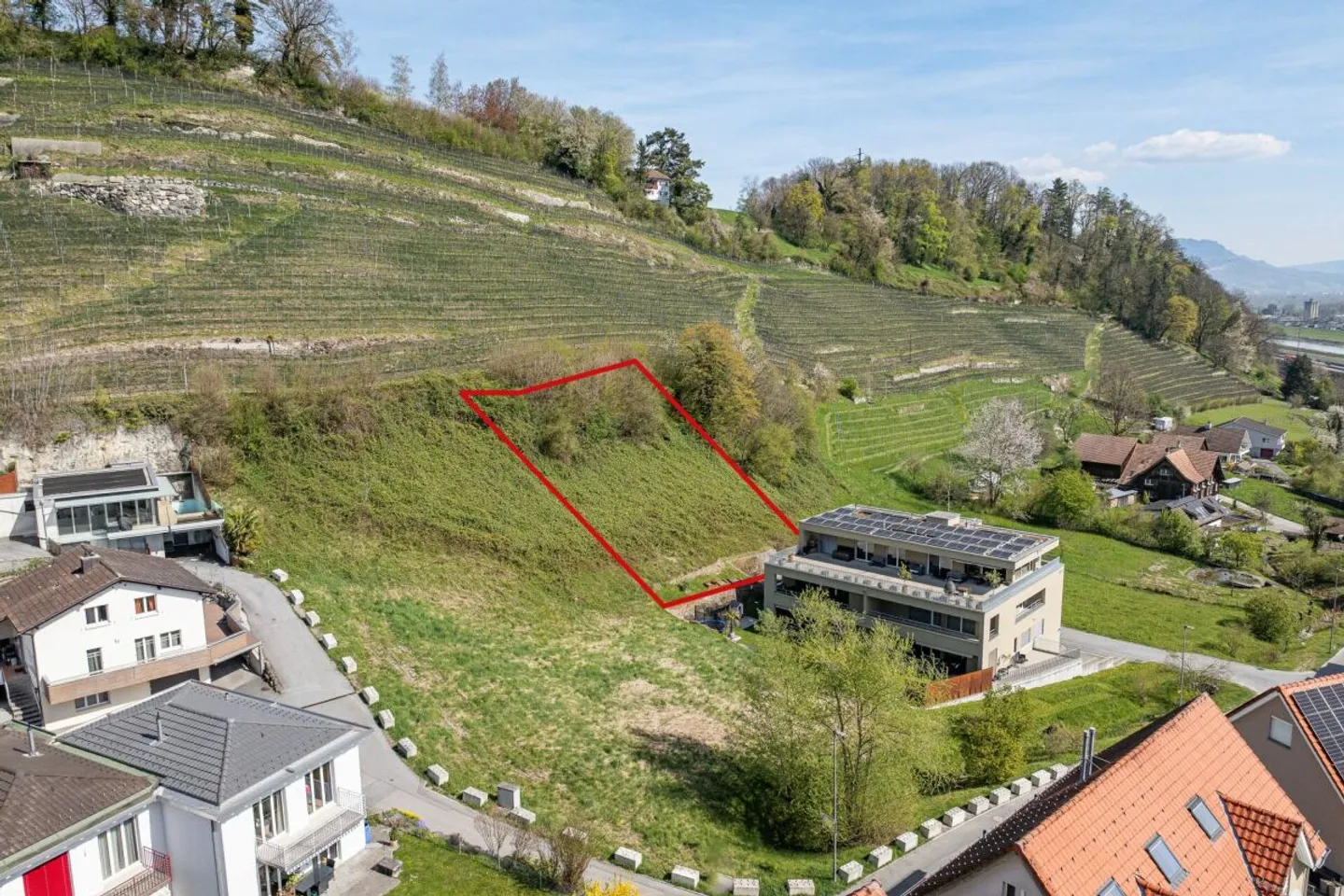 Terrain constructible de 691 m2 en pente - Photo 1 sur 4