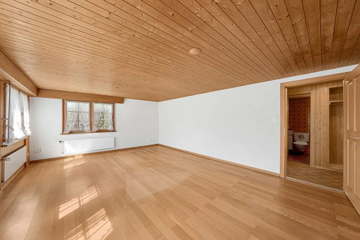Residential building with separate garage - Photo 9 of 13