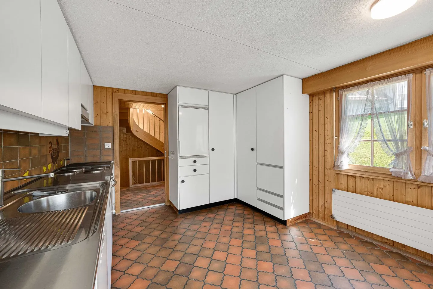 Residential building with separate garage - Photo 7 of 13
