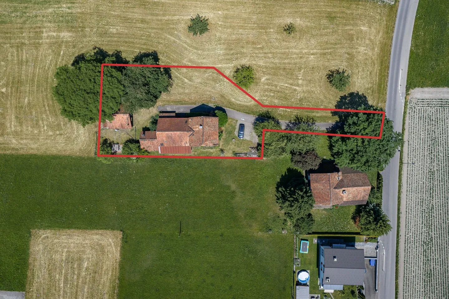 Single-family house with outbuildings - Photo 3 of 13