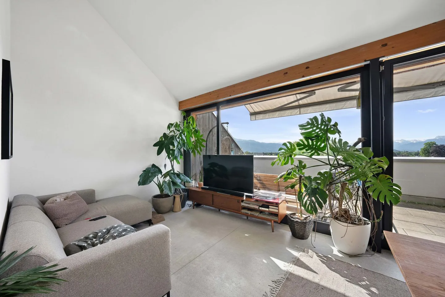3.5-Room Penthouse Apartment - Photo 2 of 13