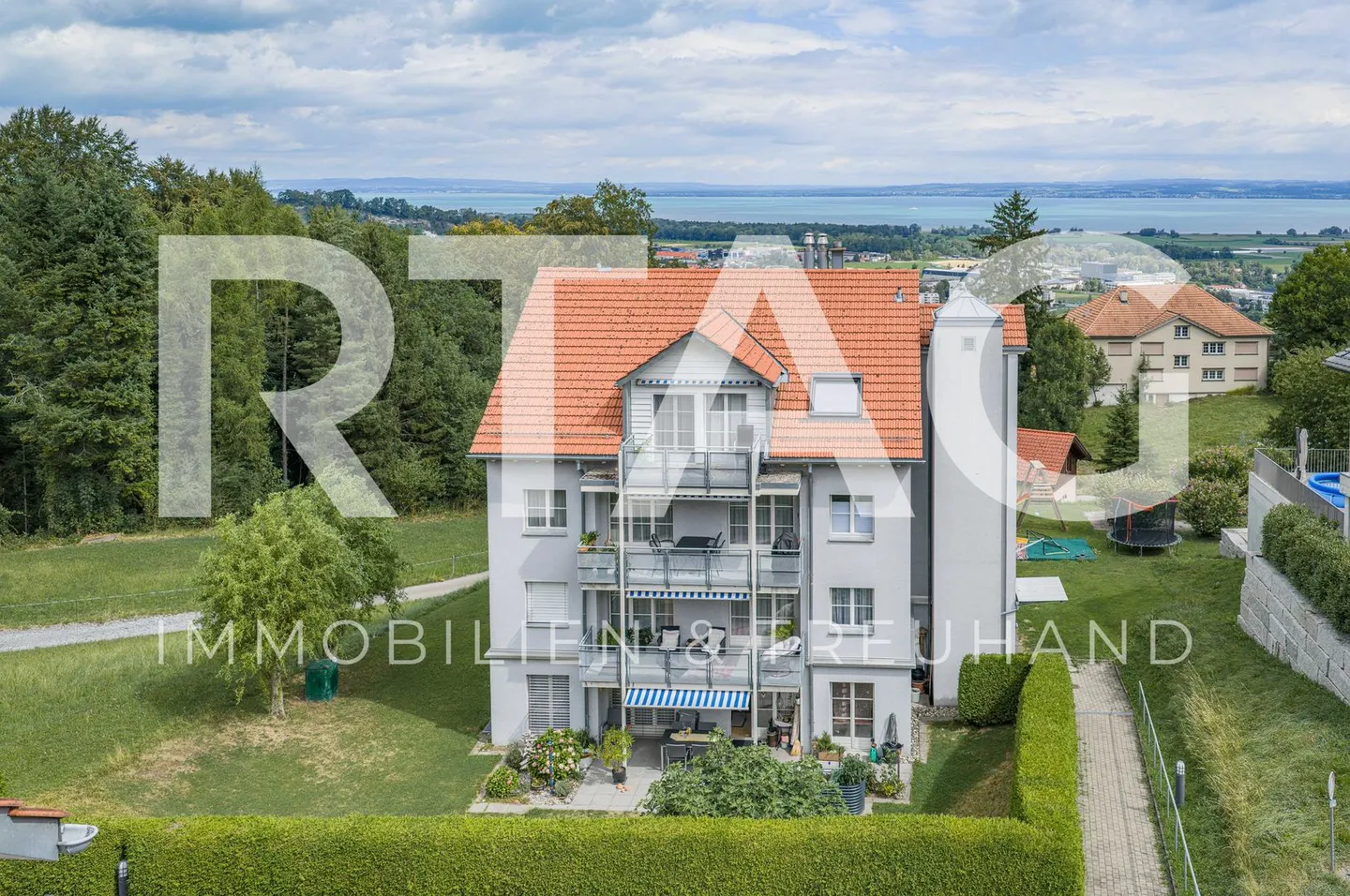 Vierfamilienhaus mit Baulandreserve - Foto 1 von 13