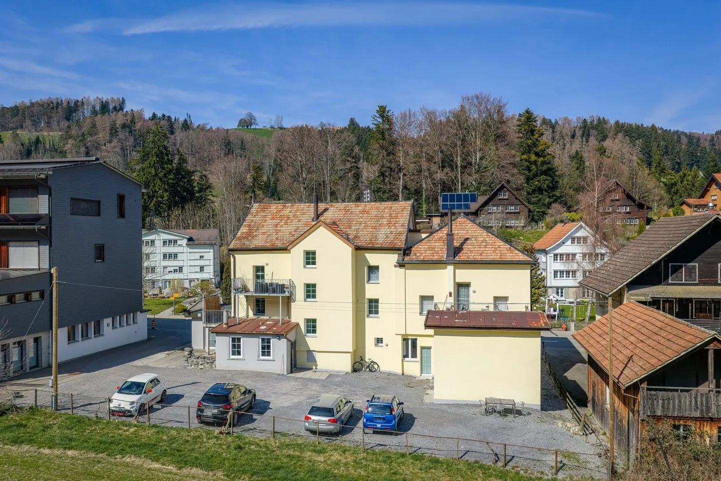 Aussenabstellplatz im Dorf - Foto 2 von 3