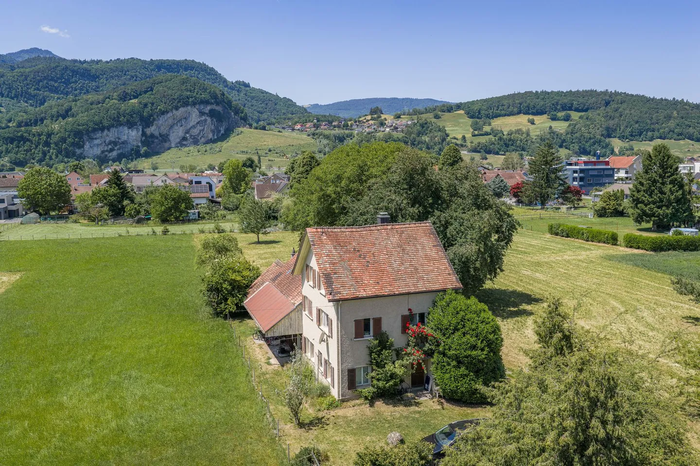 Single-family house with outbuildings - Photo 4 of 13